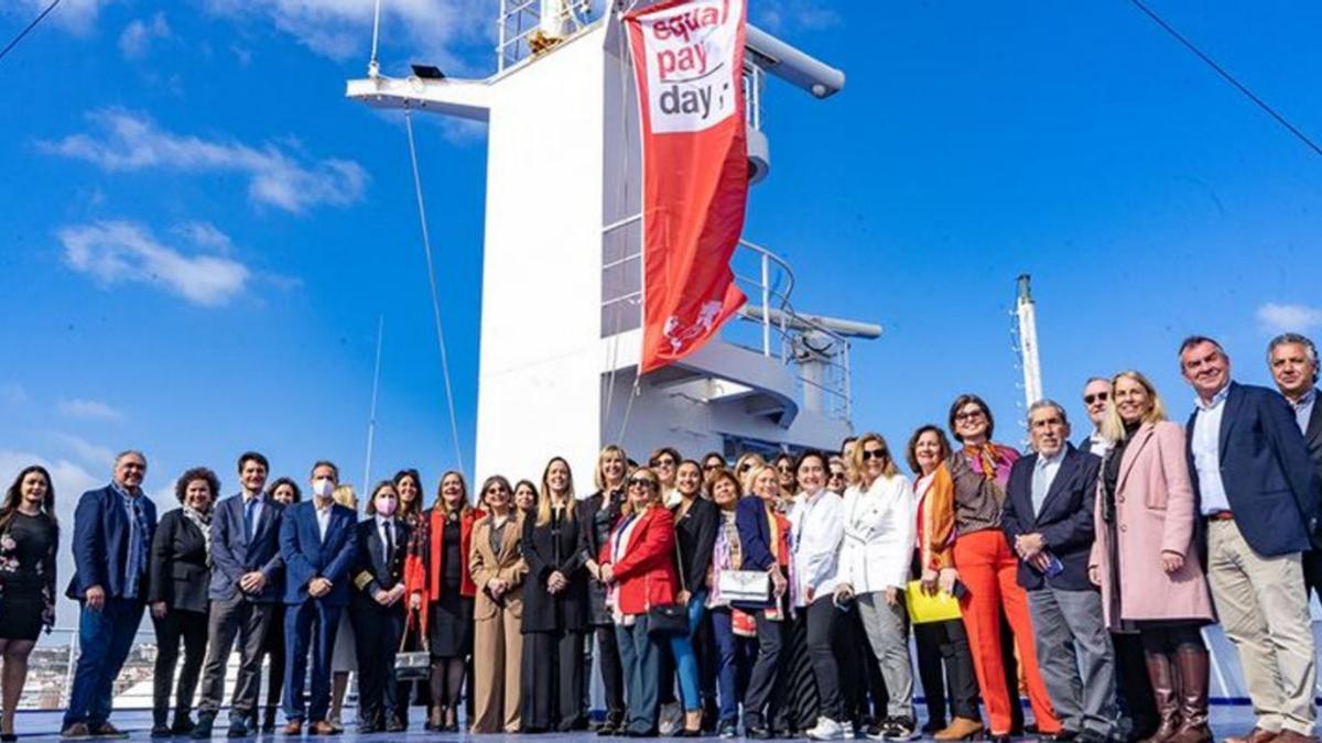 Foto de familia de los y las asistentes al acto a bordo del buque ‘Ciudad de Palma’.