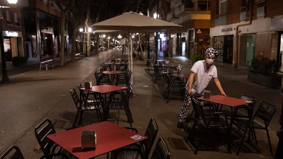 Catalunya inicia la desescalada con la apertura de restauración, cultura y deportes. En la foto, una terraza abriendo en la rambla de Poblenou de Barcelona, a primera hora de la mañana.