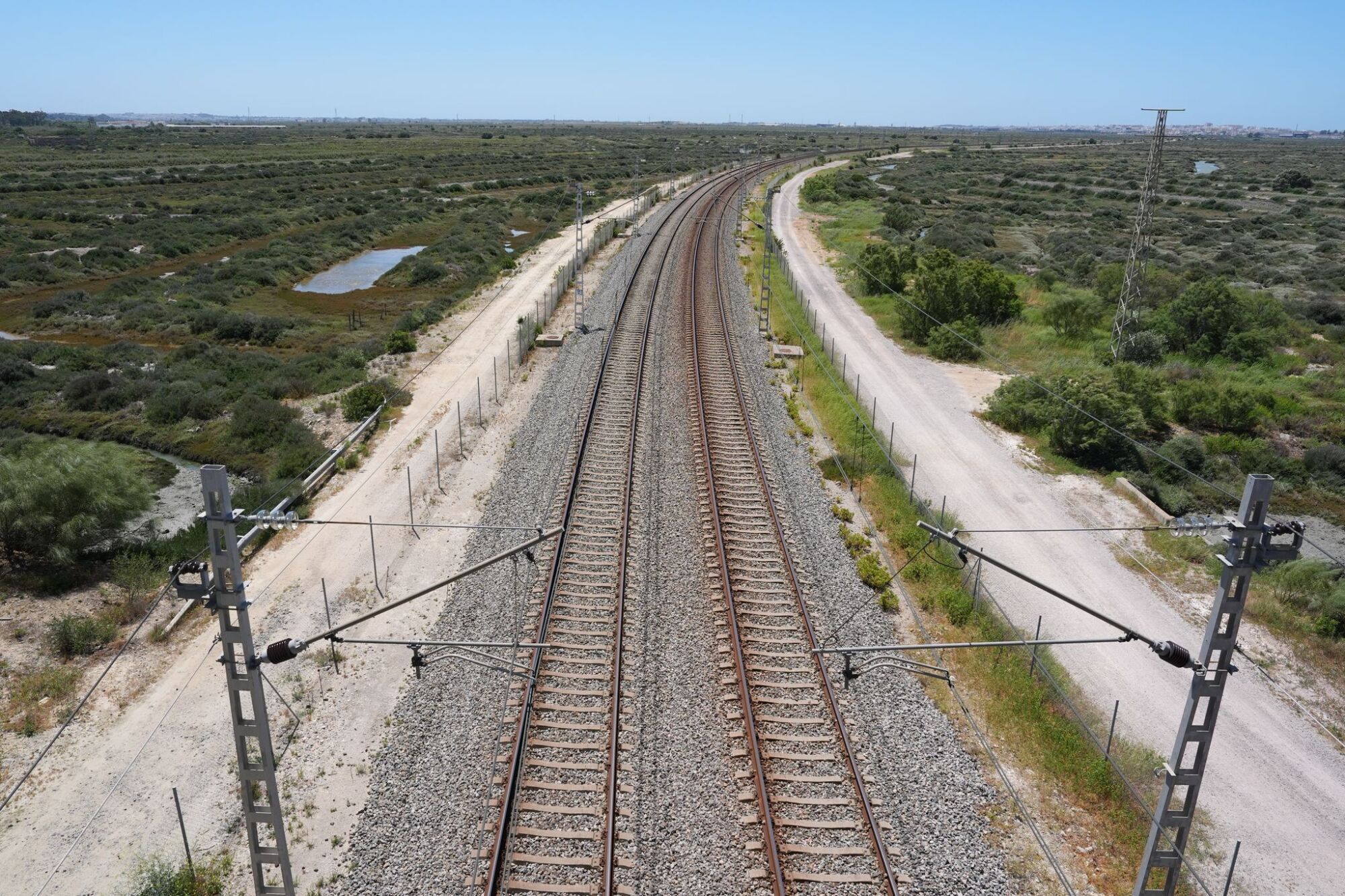 CÁDIZ, 28/04/2025.- Vías de ferrocarril en la provincia de Cádiz sin actividad de trenes debido al apagón eléctrico que afecta este lunes a toda la península.