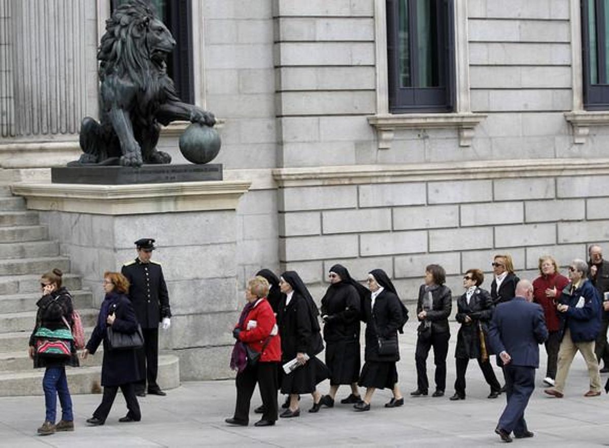 Una multitud de persones s’han acostat a la capella ardent amb les restes mortals d’Adolfo Suárez.