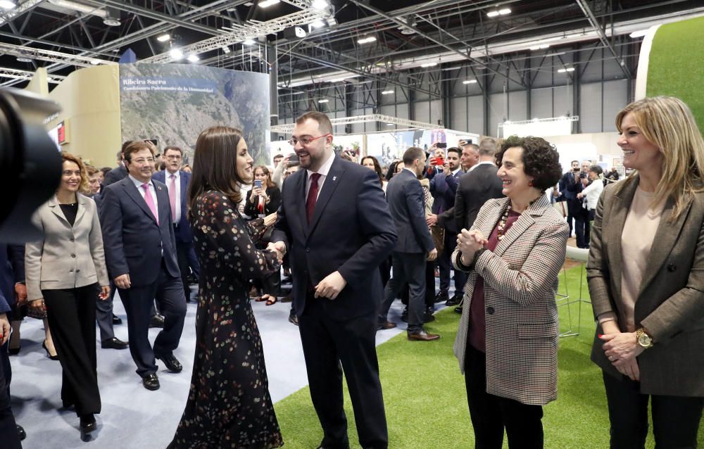 La reina visita en stand de Asturias en Fitur