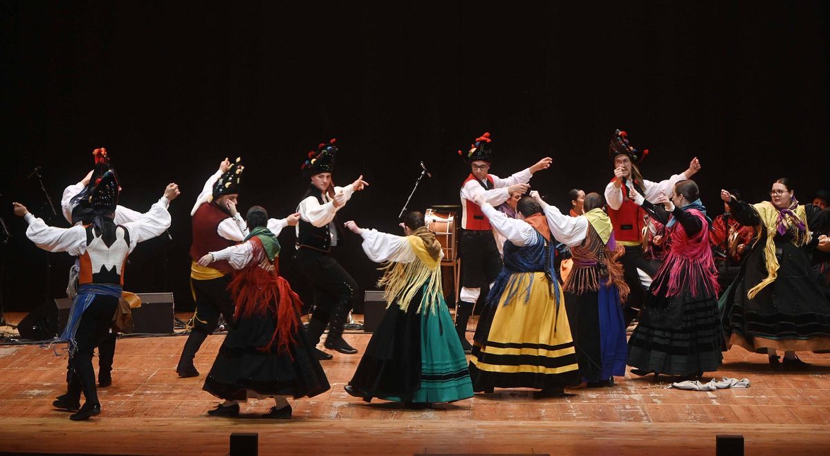 Actuación del Grupo Etnográfico A Buxaina en el teatro Afundación de Vigo. Abril 2025. Pablo Hernández Gamarra