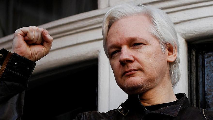 Julian Assange, detingut per la policia britànica a l&#039;Ambaixada de l&#039;Equador a Londres