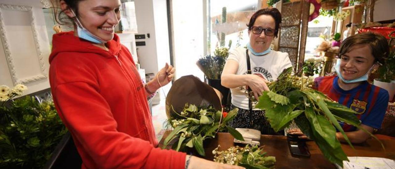 Venta de hierbas de San Xoán en la floristería Peregrina 2.   | // GUSTAVO SANTOS