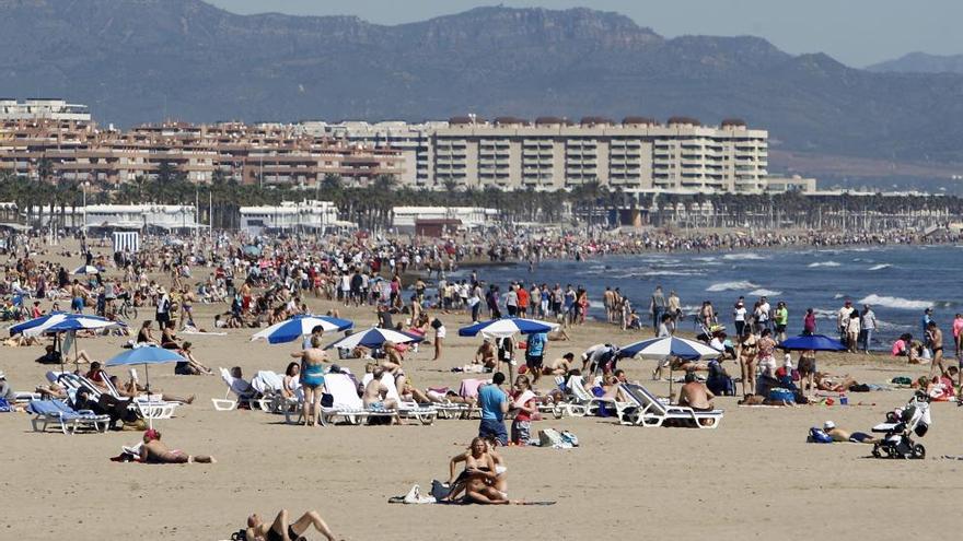 Bañistas en una playa de Valencia esta primavera.