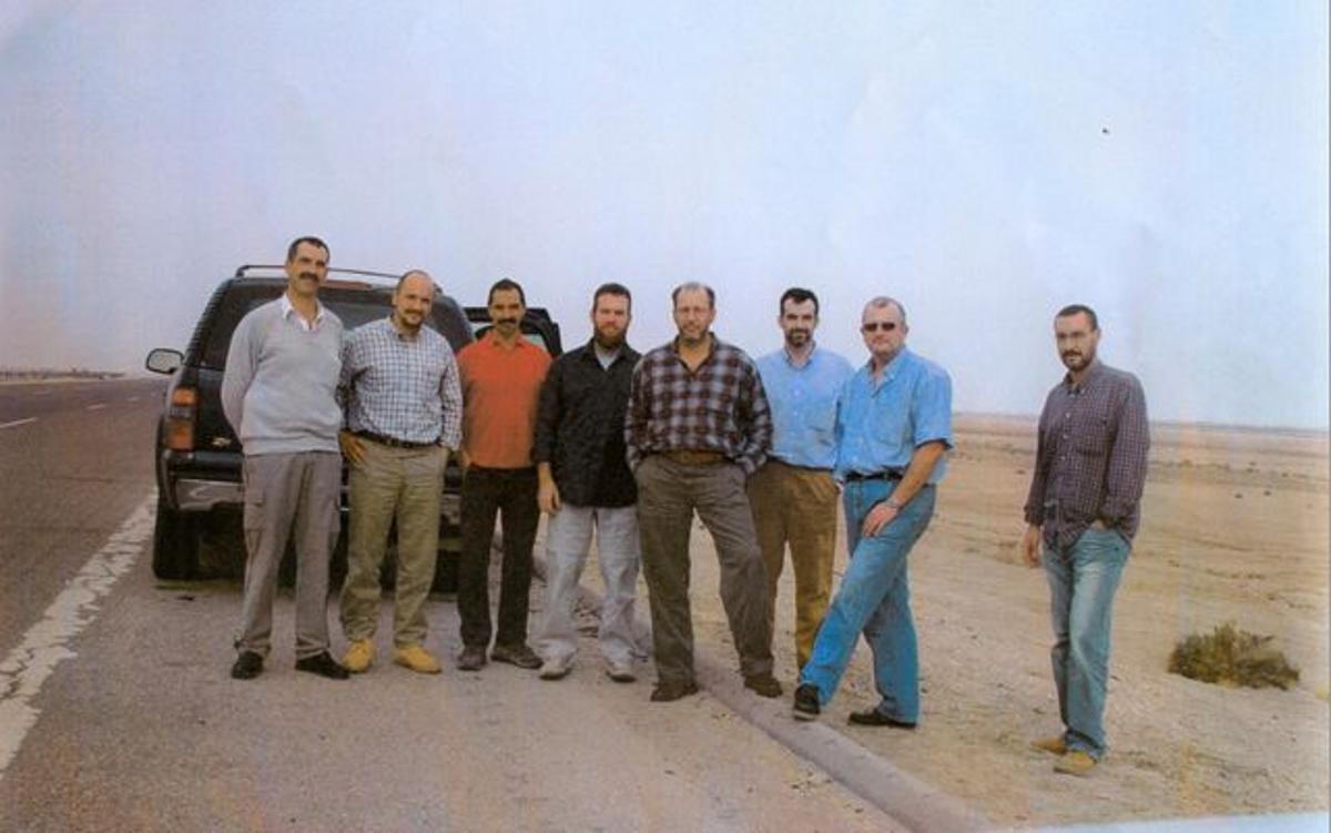 Los agentes del CNI destinados en Irak en noviembre 2003, pocas horas antes de sufrir la emboscada
