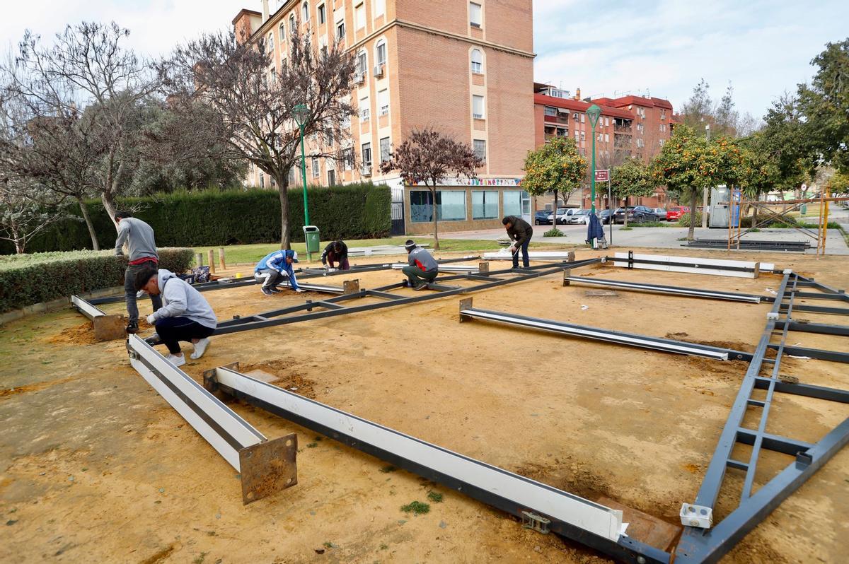 Montaje de un puesto de caracoles en el Parque Fidiana, este viernes en Córdoba.