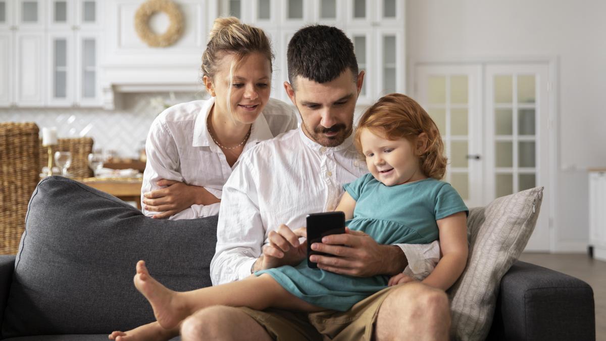 Toda la familia debe contribuir en la educación digital de los menores