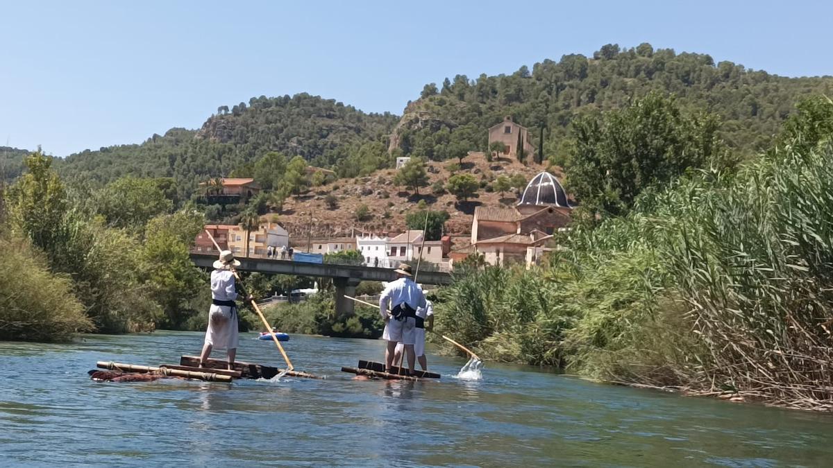 Varios "maeros" durante el descenso por el Xúquer.