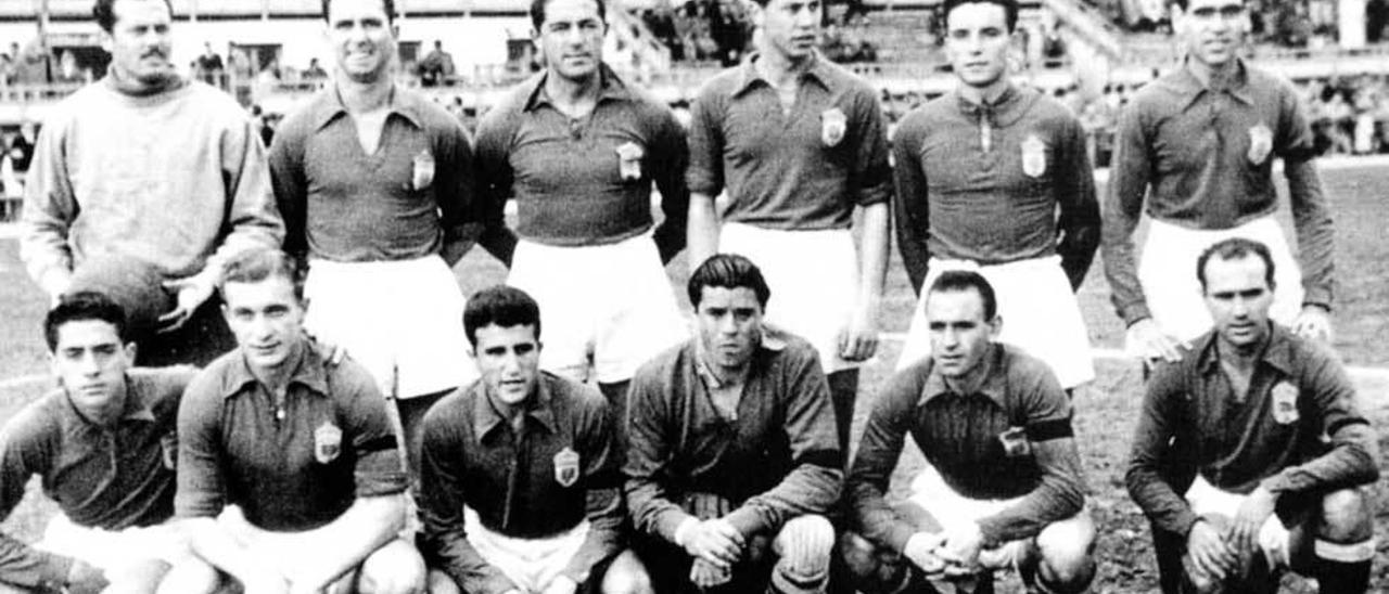 Una alineación de la temporada 1952-53. De izquierda a derecha, de pie: Durán, Nando, Diestro, Falín, Toni y Pacheco; agachados: Calleja, Sará, Mandi, Argila, Celaya y Durán.