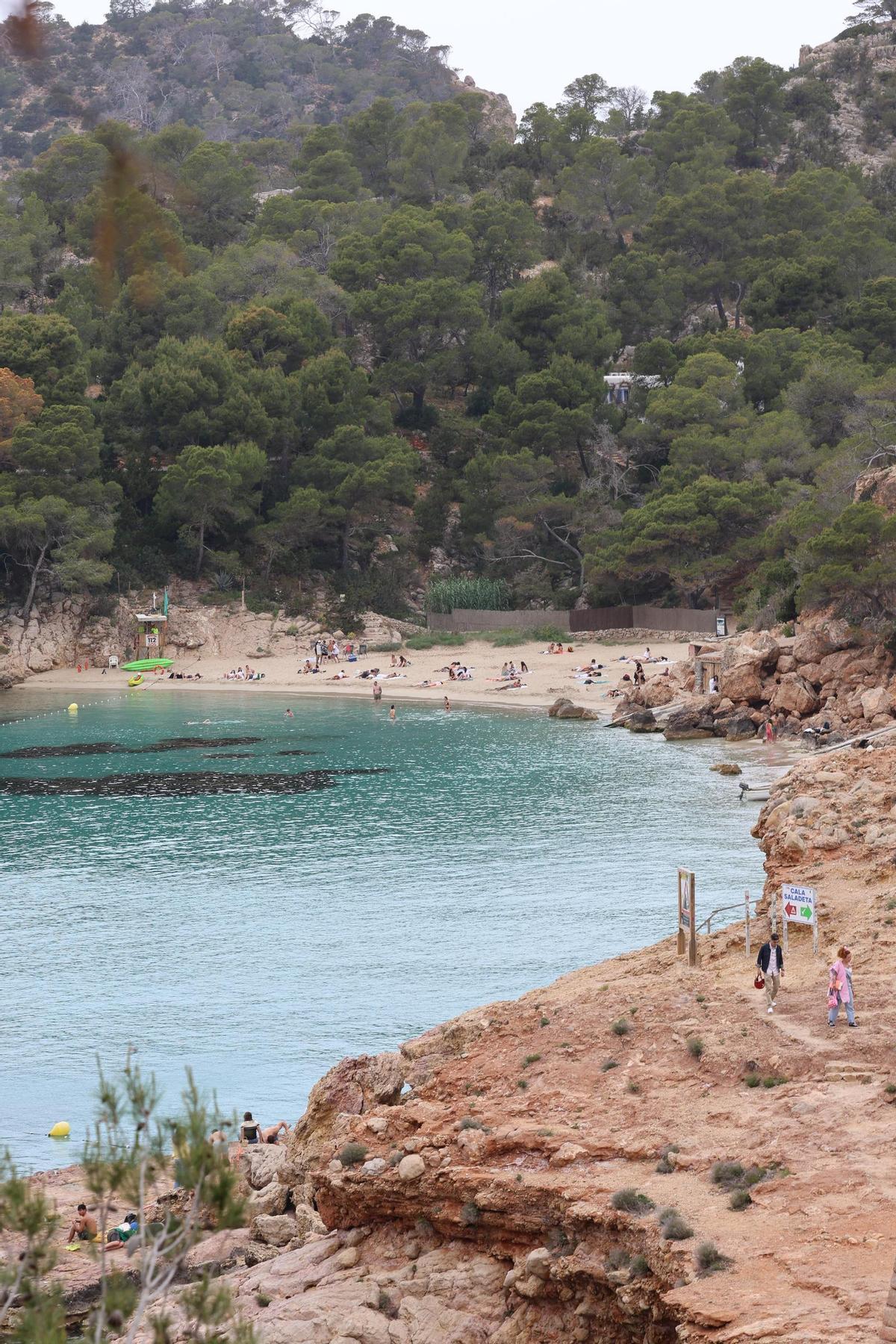 Todas las imágenes del primer día de restricciones de acceso al parking de Cala Salada