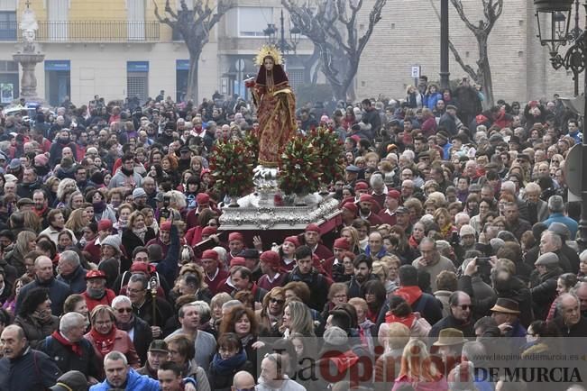 Los romeros acompañan a la Santa pese al frío.