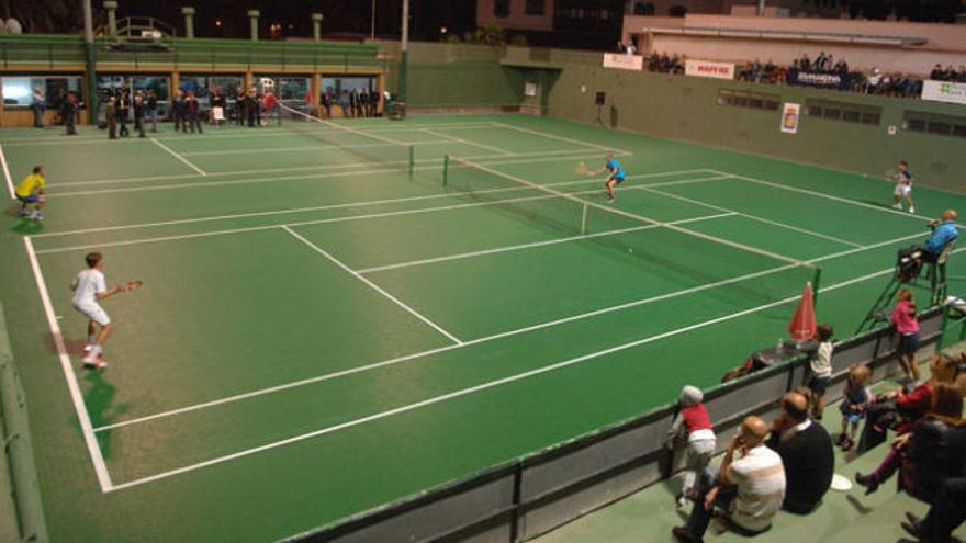 Un partido de dobles inauguró, ayer, las pistas remodeladas del Real Club de Tenis Gran Canaria. | adolfo marrero