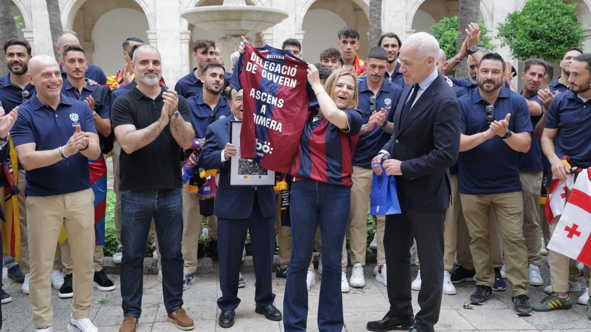 La comitiva del Levante UD realiza en estos momentos la visita oficial a la Delegación del Gobierno