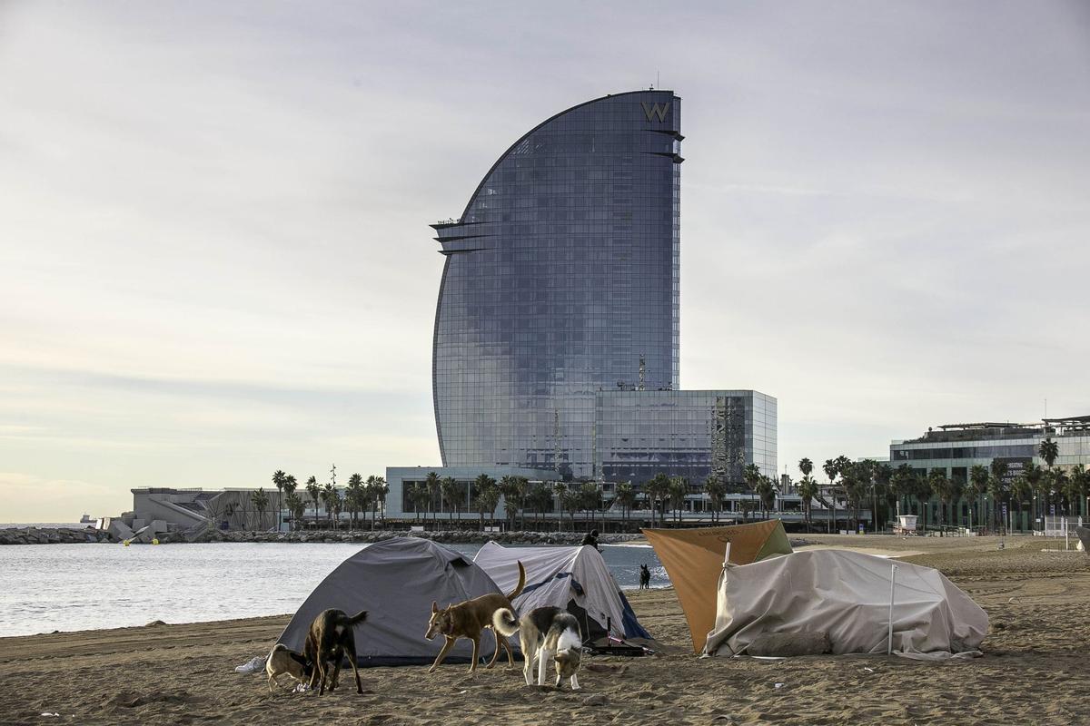 Un grupo de subsaharianos lleva meses acampados en las playas de la Barceloneta.