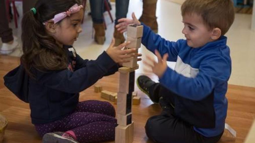 Los niños del colegio La Almazara reciben nueva técnicas de experimentación para mejorar déficit de atención y la comprensión.