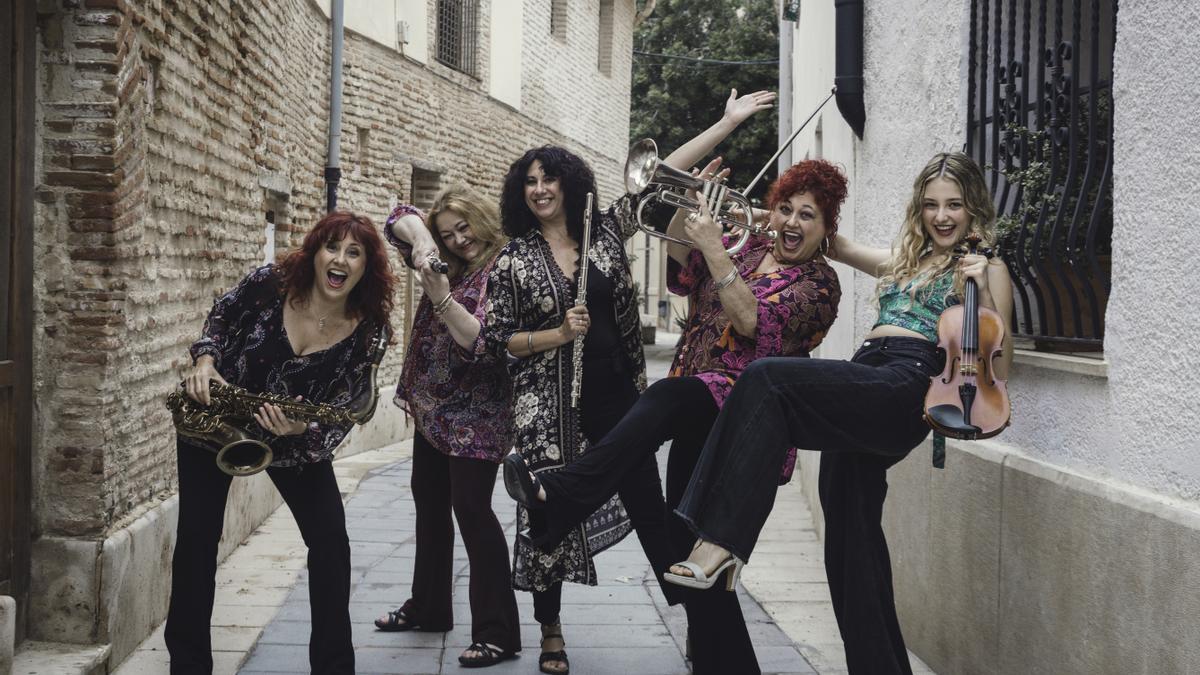 Las hermanas Giner y su sobrina Carme celebran los 50 años de trayectoria de Carraixet.