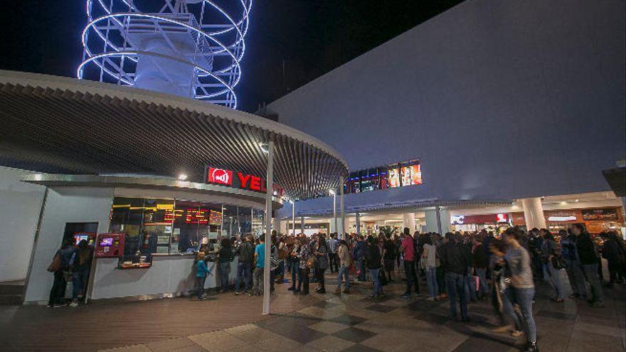 Imagen de archivo de las taquillas de los Cines Yelmo en Santa Cruz de Tenerife.