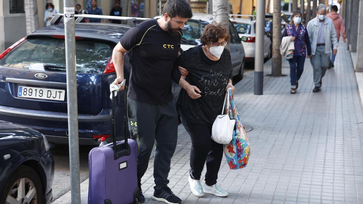 Emmanuele Piras, con su madre Serianna Tiddia, que llega al domicilio de su hijo procedente del aeropuerto donde se le ha impedido el embarque a su vuelo a Cagliari (Italia)