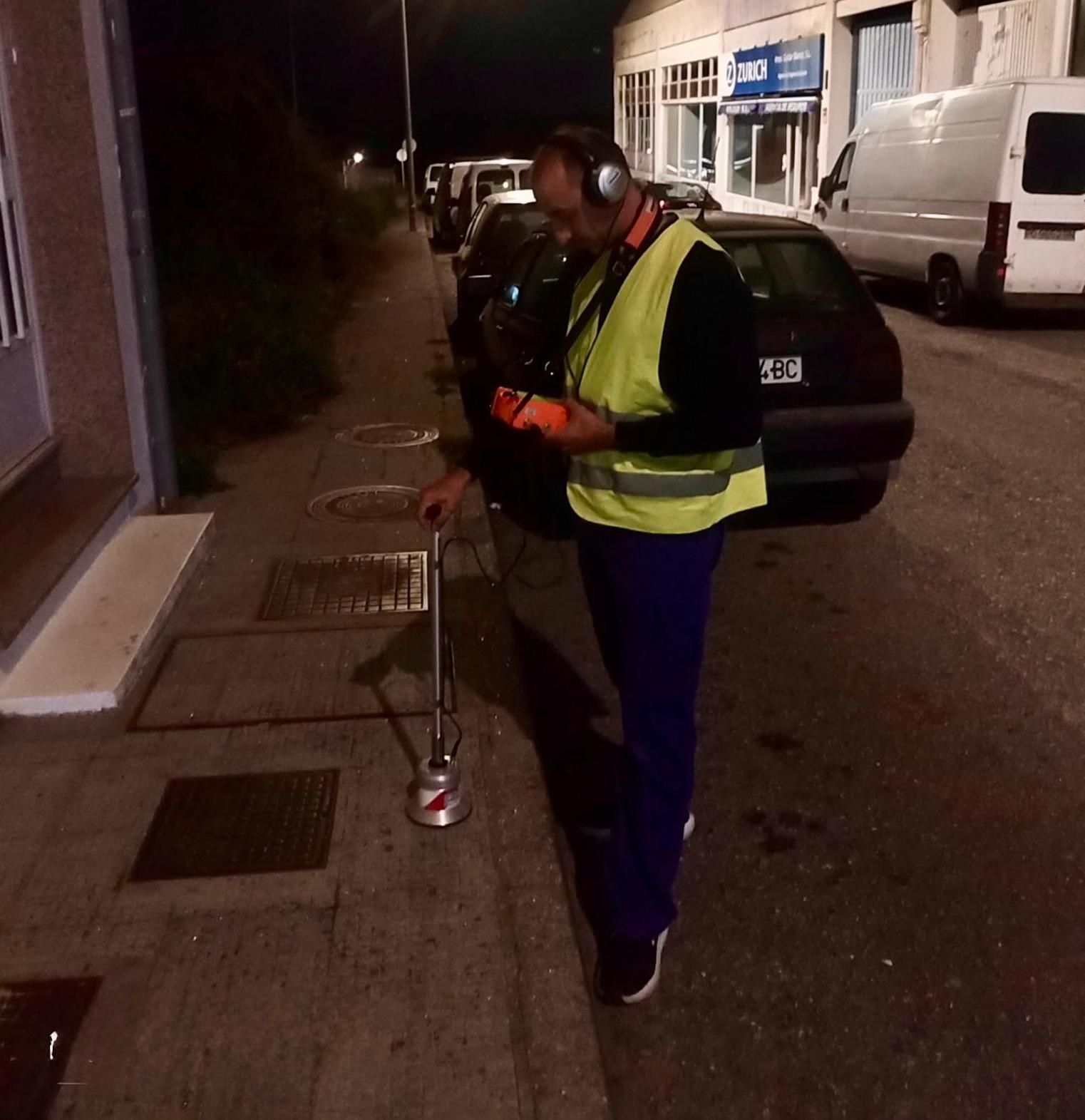 ¿Qué hace este hombre ‘auscultando’ de noche una acera en A Estrada?