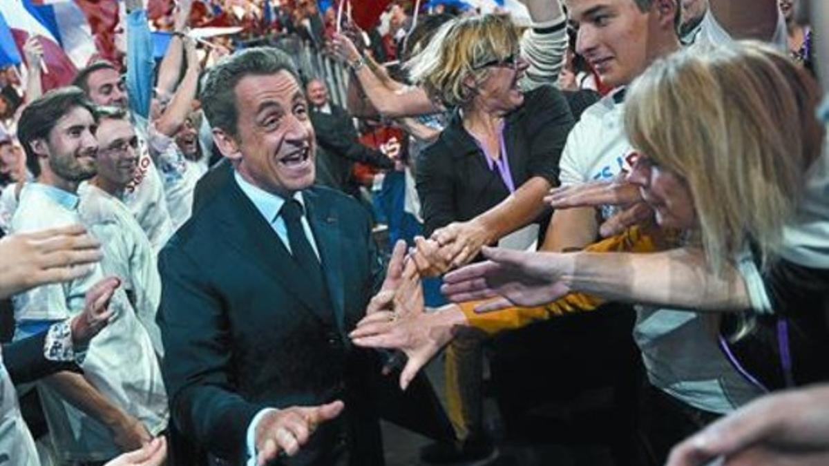 Sarkozy saluda a sus seguidores al llegar a un mitin electoral en Nancy, el lunes.