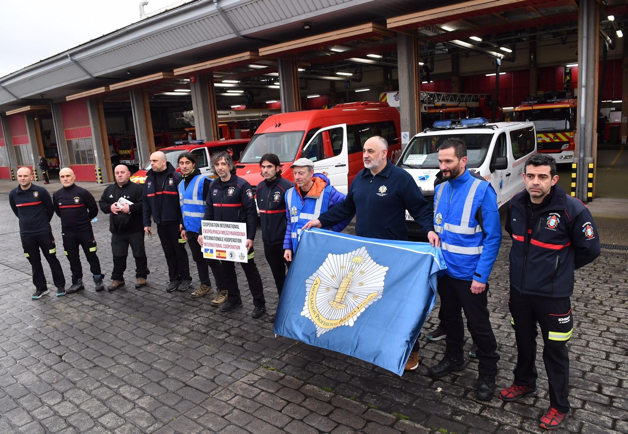 Parte de A Coruña un convoy de Policía Local y Bomberos con ayuda para Ucrania