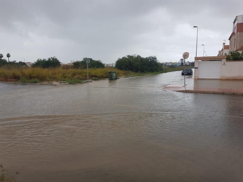 Los treinta litros por metro cuadrado en media hora provocaron el colapso de calles y avenidas y daños en las playas de Torrevieja