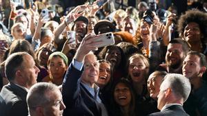 Joe Biden posa para un selfie con simpatizantes durante un mitin
