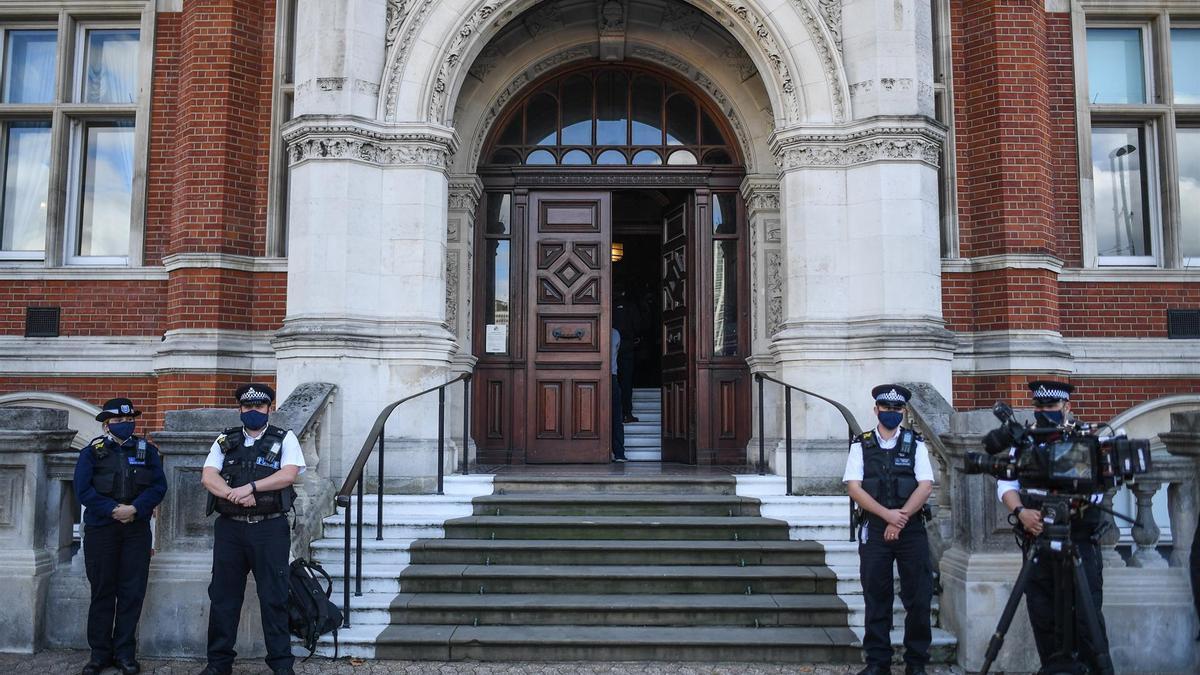 Agentes frente al edificio de la Policía Metropolitana, en Croydon.