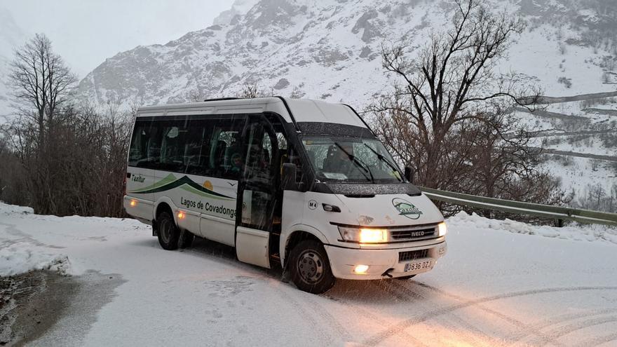 Asistir al cole, una tarea cotidiana que la nieve complica en Sotres (Cabrales)