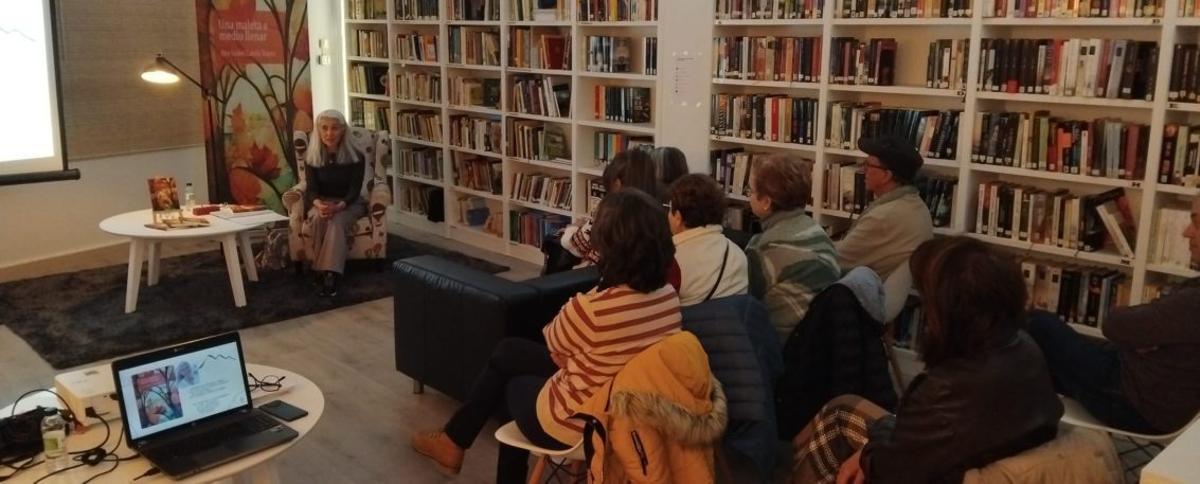 Ana Isabel García Tejero presentó su primer libro de relatos en la biblioteca de Ainzón.  | SERVICIO ESPECIAL