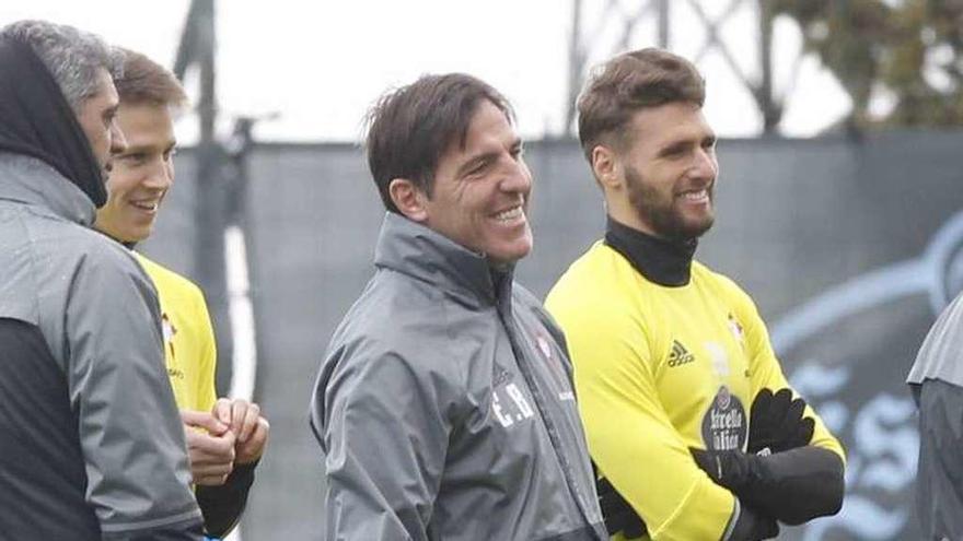 Berizzo, sonriente, durante el entreanamiento de ayer. // Ricardo Grobas