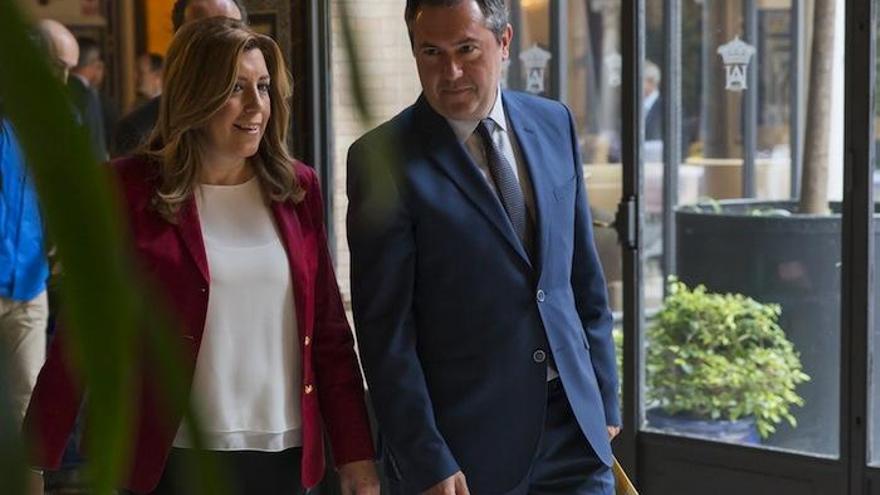 La presidenta en funciones de la Junta de Andalucía, Susana Díaz, junto al candidato del PSOE a la Alcaldía de Sevilla, Juan Espadas, momentos antes de su participación en el Fórum Europa.