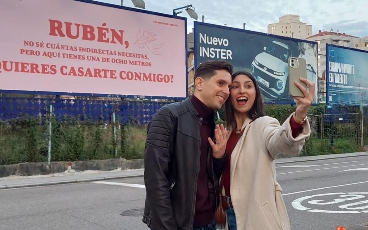 Rubén, con anillo de compromiso, posa junto a su novia, Patricia, quien le pidió matrimonio a través de una gran valla publicitaria por el Día de San Valentín.