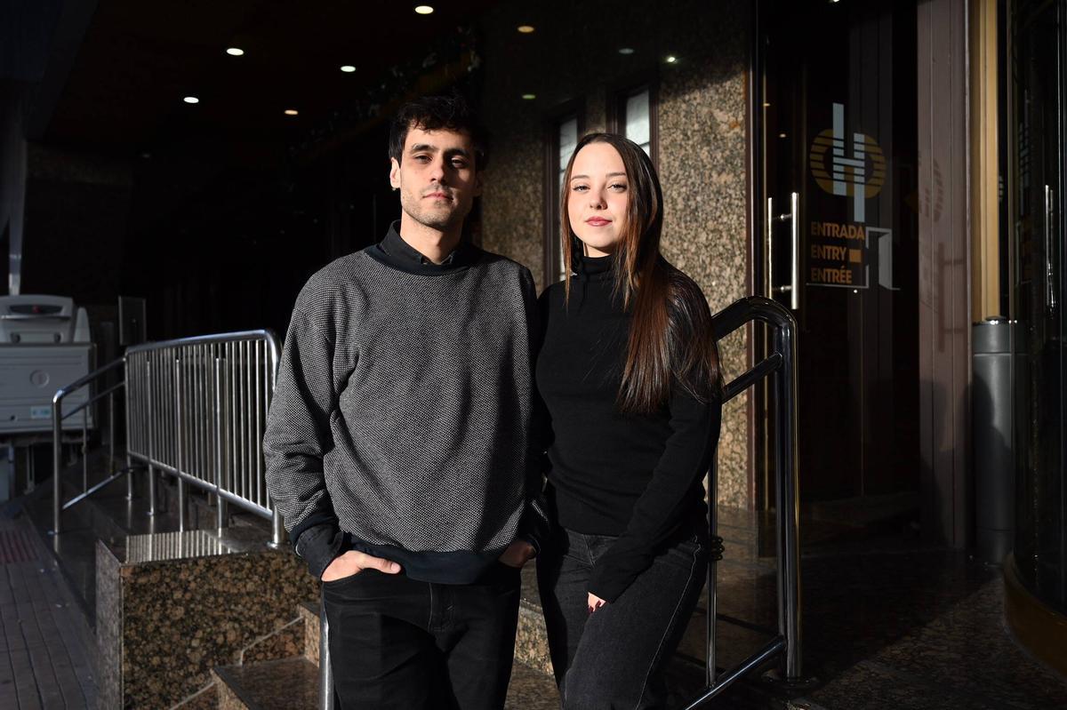 Fernando junto a Carla Quílez, actriz de «Yakarta», a las puertas del Hotel Galicia Palace, en Pontevedra.