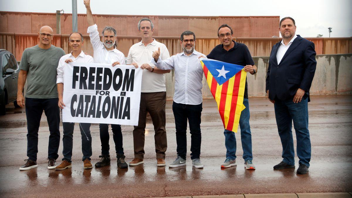 Els set presos independentistes de Lledoners a les portes del centre penitenciari