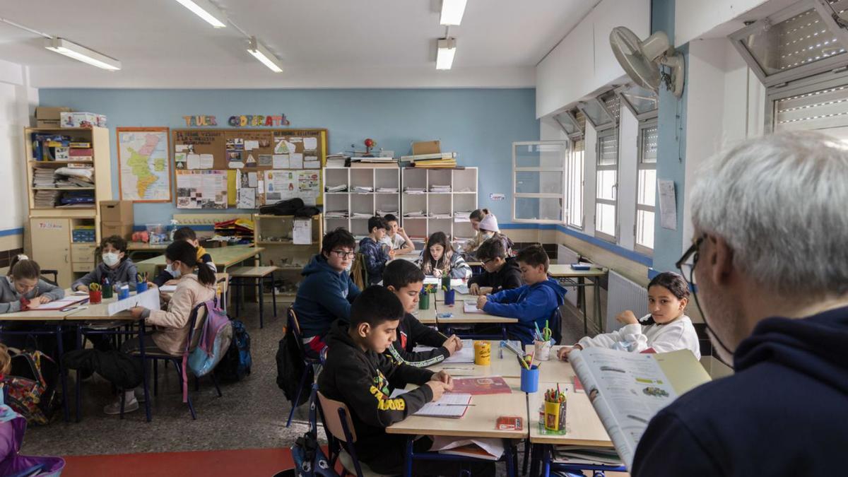 Alumnos de Primaria sin mascarilla escuchan al profesor en un aula del CEIP García Lorca. | GERMÁN CABALLERO