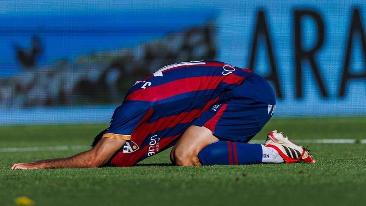 Jesús Álvarez se lamenta sobre el suelo tras la derrota ante el Castellón.