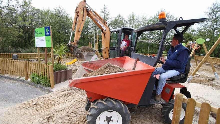 Trabajos en el parque infantil anexo al lago Pontiñas y al auditorio de Lalín. // Bernabé/Gutier