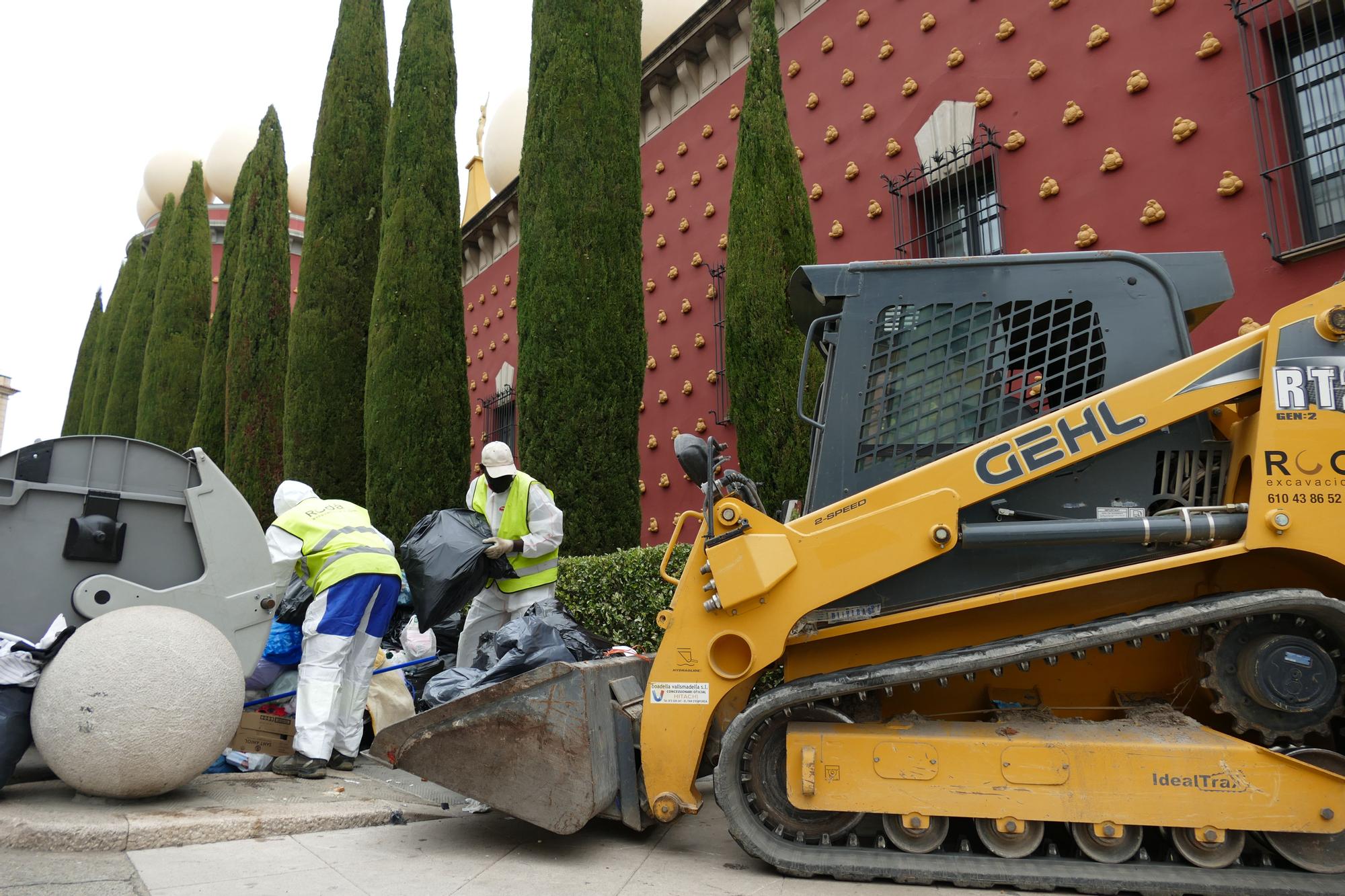 GALERIA: Comença la recollida de deixalles per part d'empreses externes