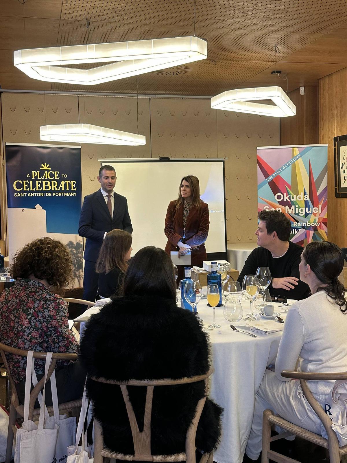 El alcalde se dirige a los asistentes a uno de los desayunos de promoción turística.