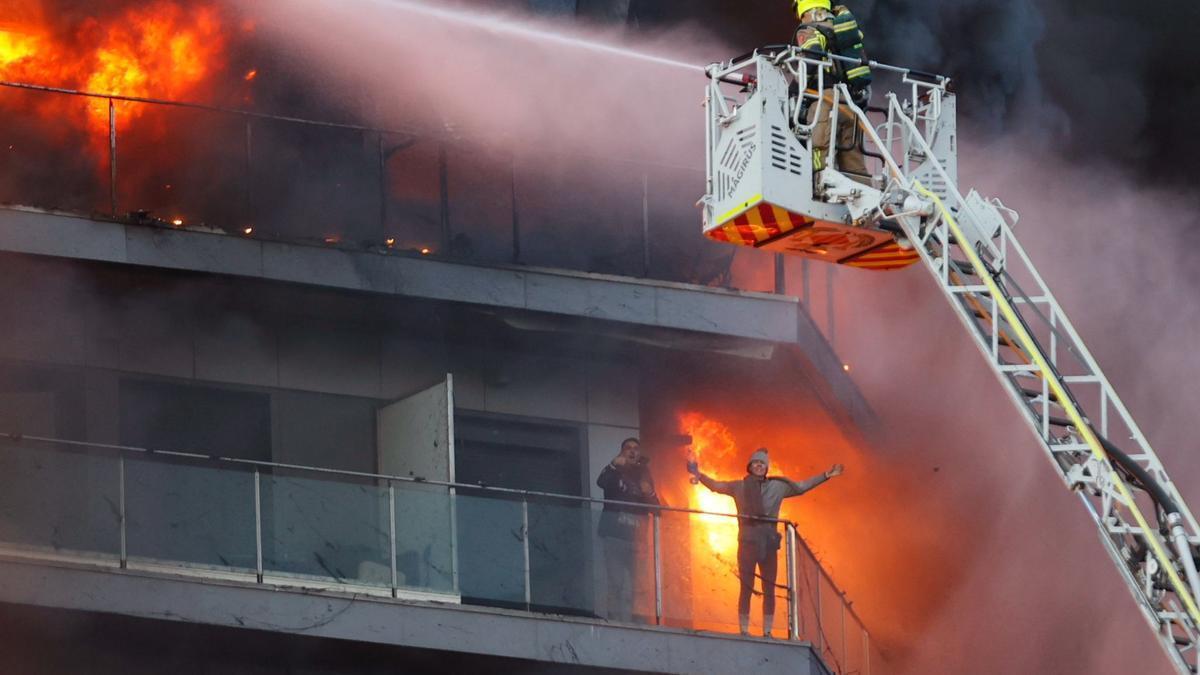 El trabajo de los bomberos en la trágico incendio de Valencia.