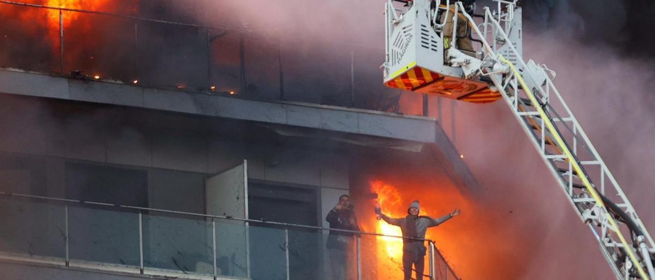 El emotivo relato de una vecina del edifico calcinado de cómo un bombero salvó a un vecino tetrapléjico