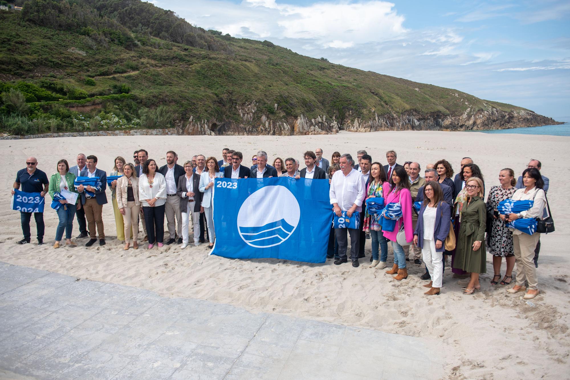 Las banderas azules de A Coruña y toda Galicia se reparten en la playa de Valcovo