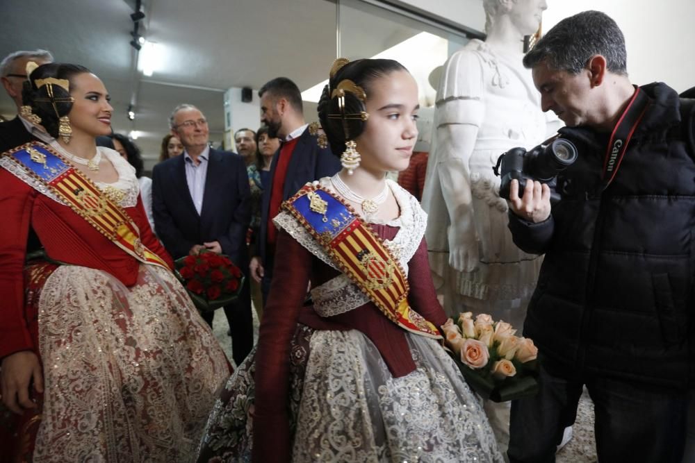 Las falleras mayores visitan los talleres de Ciudad Fallera