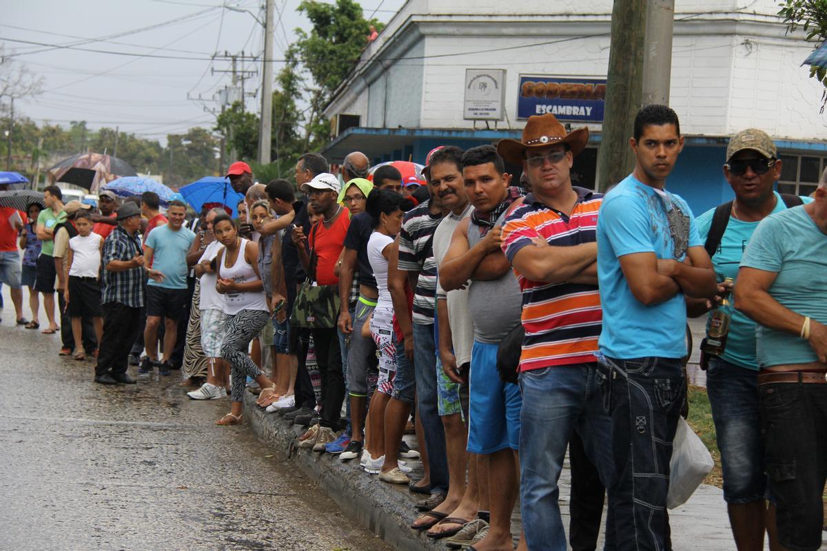 Cubanos esperando el paso de la caravana de Obama, en su visita a la isla en 2016.