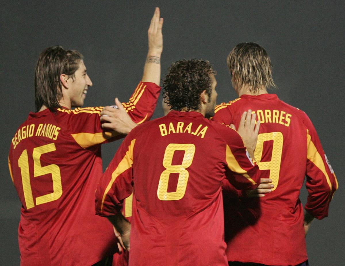 Rubén Baraja, con Sergio Ramos y Fernando Torres, en un partido con la selección.