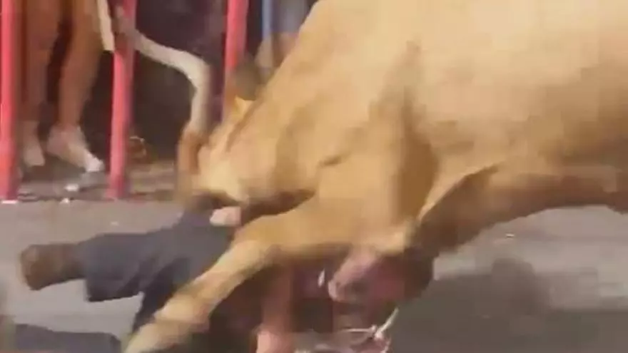 La cogida más tonta de los "bous al carrer" de Calp: se queda como un pasmarote ante el toro y ocurre lo que todos veían venir (vídeo)