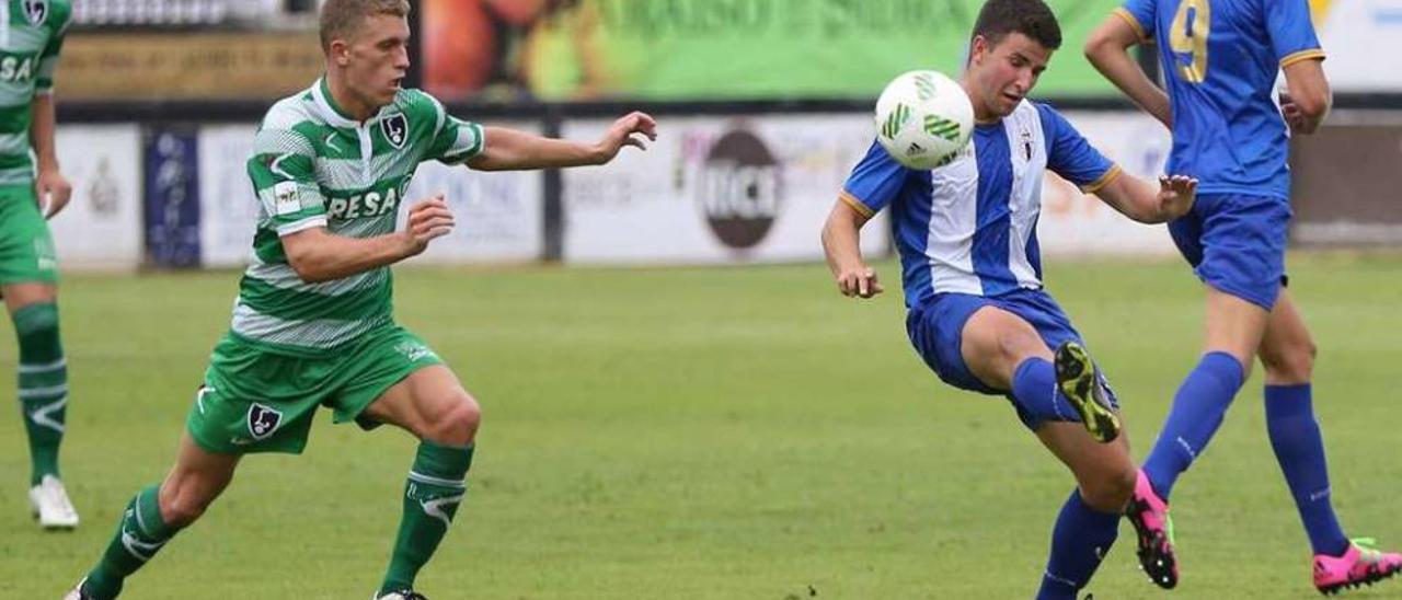 Seger despeja un balón ante el Lealtad en la Copa Federación.