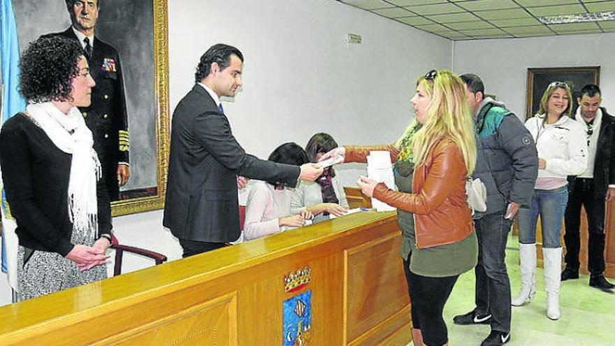 El Ayuntamiento recortó 1,7 millones de euros en ayudas sociales en 2013